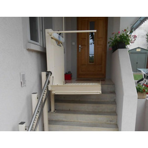 https://www.techni-contact.site/ressources/images/produits/merchandising/plateforme-escalier-pour-fauteuils-roulants-74789731-1.jpg - Élévateur pour personnes à mobilité réduite