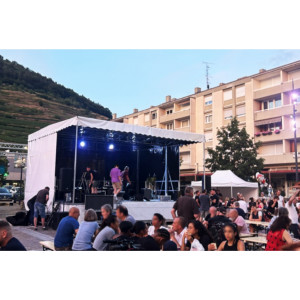 https://www.techni-contact.site/ressources/images/produits/merchandising/podium-mobile-d-evenementiel-en-location-36142725-1.jpg - Surface : 45 m²