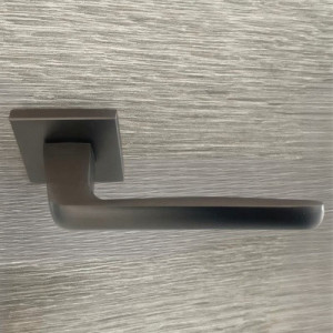 https://www.techni-contact.site/ressources/images/produits/merchandising/poignees-de-porte-sur-rosace-canon-de-fusil-anthracite-carre-33439567-1.jpg - Dimensions des rosaces : 52x52mm