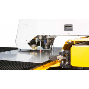https://www.techni-contact.site/ressources/images/produits/merchandising/poinconneuse-automatique-a-tourelle-verticale-13593153-1.jpg - Force de coupage : 250 kN