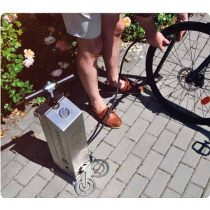 https://www.techni-contact.site/ressources/images/produits/merchandising/pompe-de-gonflage-pneu-manuelle-exterieure-57615713-1.jpg - - Largeur 23 cm
- Profondeur 17,8 cm
- Hauteur 66,3 cm
