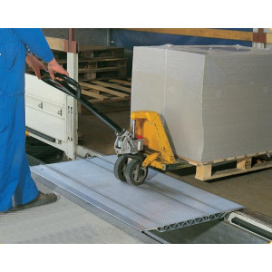 https://www.techni-contact.site/ressources/images/produits/merchandising/pont-de-chargement-alu-coulissant-4000-kg-13972473-1.jpg - Aluminium - Longueur : 410 à 785 mm - Largeur : 2000 mm - Capacité : 4000 kg/unité