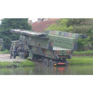 https://www.techni-contact.site/ressources/images/produits/merchandising/pont-de-chargement-amovible-21632134-1.jpg - Pont amovible militaire : franchissez tous les obstacles Conçu pour les environnements les plus exigeants, notre pont amovible militaire est la solution idéale pour vos opérations de chargement et de déchargement. Résistant et adaptable, il s'installe ra