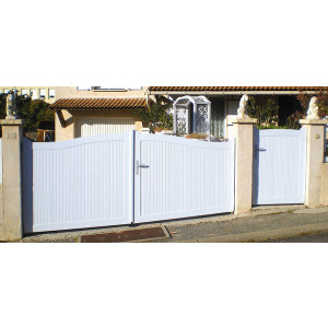 Portail battant PVC blanc plein - Montant : 120 x 28 mm