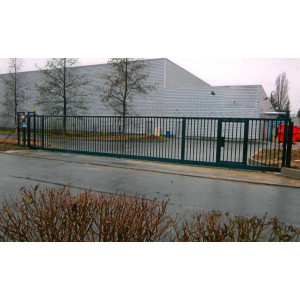 Portail coulissant industriel - Hauteur : 2 m - Largeur : 12 m