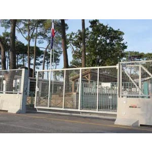 https://www.techni-contact.site/ressources/images/produits/merchandising/portail-de-chantier-coulissant-43794297-1.jpg - Structure robuste