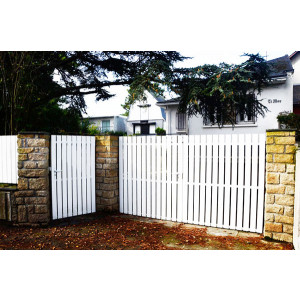 Portail PVC blanc ajouré droit - Barreaux : 120 x 28 mm