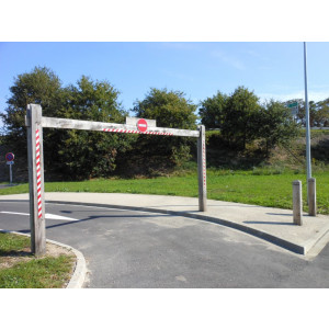https://www.techni-contact.site/ressources/images/produits/merchandising/portique-limiteur-de-hauteur-en-bois-traverse-amovible-21959181-1.jpg - Hauteur de passage de 2,10 m