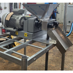 https://www.techni-contact.site/ressources/images/produits/merchandising/presse-a-huile-professionnelle-debit-jusqu-a-40-kg-h-puissance-moteur-3-kw-43341213-1.jpg - Débit jusqu'à 40 kg/h