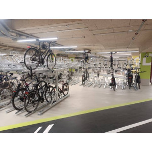 https://www.techni-contact.site/ressources/images/produits/merchandising/rack-a-velo-superpose-4-a-16-places-13117795-1.jpg - Capacité : De 4 à 16 vélos selon le modèle