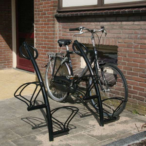 Rack  Triangle 2 vélos côte à côte - Le rack vélo Triangle est un de nos modèles les plus populaires au sein de notre gamme de porte-vélos, et est à la fois une alternative pratique aux supports traditionnels ainsi qu'un produit au design distinctif.