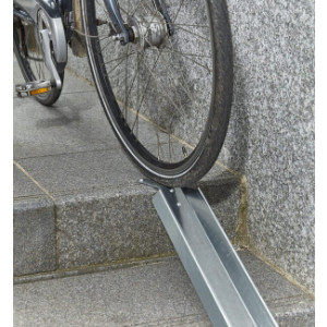 https://www.techni-contact.site/ressources/images/produits/merchandising/rampe-a-velo-pour-escalier-44751245-1.jpg - 1 ou 2 cyclistes à la fois