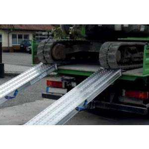 https://www.techni-contact.site/ressources/images/produits/merchandising/rampe-de-chargement-en-aluminium-forte-capacite-43547793-1.jpg - Aluminium - Longueur : 2405 mm - Largeur : 390 ou 520 mm -