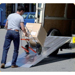 https://www.techni-contact.site/ressources/images/produits/merchandising/rampe-de-chargement-en-aluminium-repliable-79315429-1.jpg - Aluminium - Longueur : 2045 mm - Largeur : 800 mm - Capacité : 975 kg/unité