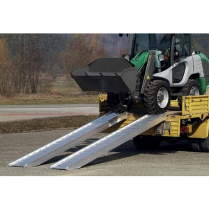 https://www.techni-contact.site/ressources/images/produits/merchandising/rampe-de-chargement-en-aluminium-sans-rebord-22443932-1.jpg - Aluminium - Longueur : 2510 à 3410 mm - Largeur : 226 ou 326 mm - sans rebord