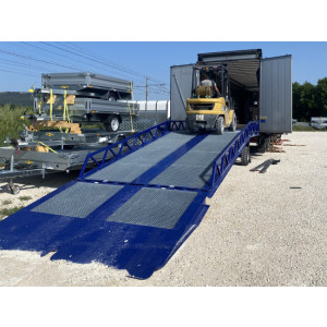 https://www.techni-contact.site/ressources/images/produits/merchandising/rampe-de-chargement-mobile-large-34375467-1.jpg - Capacité : de 8t à 20t