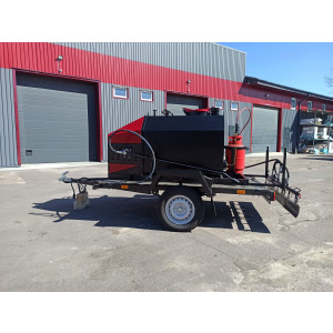 https://www.techni-contact.site/ressources/images/produits/merchandising/repandeuse-d-asphalte-bs-500-pro-12732637-1.jpg - Caractéristiques techniques : Productivité - 28 l/min ; Largeur de pulvérisation des pneus - 1,7 m ; Commande à distance de la barre de pulvérisation par télécommande Nettoyage du système - 3 niveaux, avec du carburant diesel ; Fonction d\'auto-amorçage d