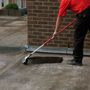 Produit de réparation pour toiture coulable - Un revêtement d'étanchéité à la fois souple et épais qui protège et rénove les grandes surfaces de façon simple et rapide