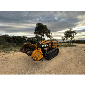 https://www.techni-contact.site/ressources/images/produits/merchandising/robot-de-pente-radiocommande-t600-et-t800-44756193-1.jpg - T600 ou T800 - 60 ou 75cv - Inclinaison en pentes jusqu'à 55°