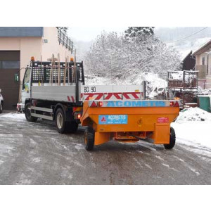 Saleuse tractée par camion de faible tonnage - Largeur hors tous 2,47-2,1 m, capacité 1-0,8 m3