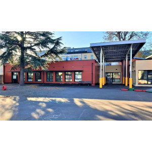 https://www.techni-contact.site/ressources/images/produits/merchandising/salle-de-classe-prefabriquee-en-bois-94793613-1.jpg - Salle de classe préfabriquée en bois