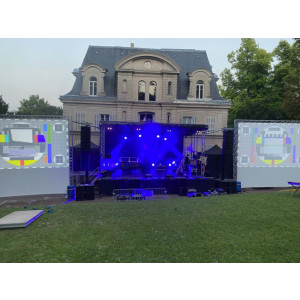 https://www.techni-contact.site/ressources/images/produits/merchandising/scene-podium-mobile-37319443-1.jpg - Scène podium mobile de 54 à 100m2