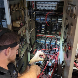 https://www.techni-contact.site/ressources/images/produits/merchandising/service-de-maintenance-pour-installations-electriques-77475565-1.jpg - Maintenance, refit et adaptation des armoires et coffrets électriques