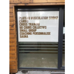 https://www.techni-contact.site/ressources/images/produits/merchandising/signaletique-adhesive-43411122-1.jpg - La signalétique peut se faire sur tous supports