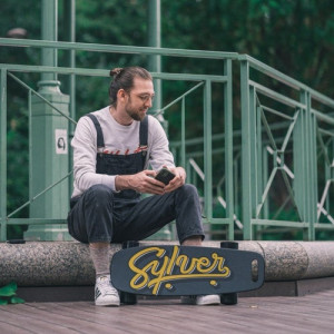 Skateboard électrique pour riders - Vitesse maximum : 25 km/h (39 km/h sur voie privée)