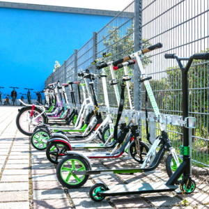 https://www.techni-contact.site/ressources/images/produits/merchandising/station-de-parking-trottinette-electriques-25714483-1.jpg - Permet de ranger et sécuriser sa trottinette électrique.
