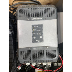 https://www.techni-contact.site/ressources/images/produits/merchandising/studer-xtender-xtm-3500-24-ref-106002-96427733-1.jpg - Onduleur chargeur STUDEX