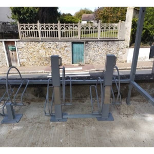 https://www.techni-contact.site/ressources/images/produits/merchandising/support-et-borne-recharge-exterieure-pour-velos-electriques-11547153-1.jpg - Capacité : 2 vélos électriques ou musculaires côte à côte