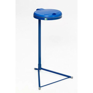 https://www.techni-contact.site/ressources/images/produits/merchandising/support-sac-poubelle-acier-bleu-avec-couvercle-82754872-1.jpg - Capacité : pour sac-poubelle 120 L - Avec couvercle plastique - Dimensions (H x L x P) 980 x 500 x 530 mm