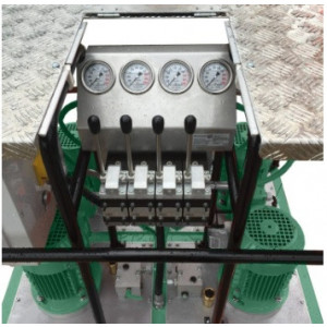 https://www.techni-contact.site/ressources/images/produits/merchandising/systeme-hydraulique-a-glissiere-14127291-1.jpg - Capacité maximale 800 tonnes, 4 x 200 tonnes