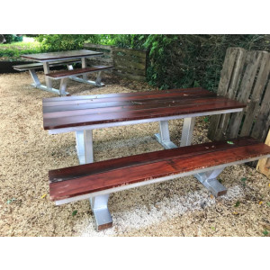 Table de pique-nique  - Cette table de pique nique 6 personnes au design tendance est très adaptée pour l'extérieur. En aluminium et bois exotique elle est aussi résistante que durable.  Que vous soyez particulier ou professionnel, privé ou public.