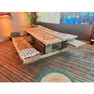 https://www.techni-contact.site/ressources/images/produits/merchandising/table-kampagne-en-chene-43742326-1.jpg - Encombrement : 2,00 x 1,74 m