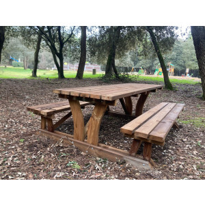 https://www.techni-contact.site/ressources/images/produits/merchandising/table-kurri-en-pin-21196115-1.jpg - Encombrement : 2,00 x 1,82 m