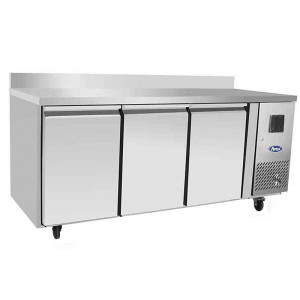 https://www.techni-contact.site/ressources/images/produits/merchandising/table-refrigeree-gn1-1-3-portes-avec-dosseret-32714935-1.jpg - Capacité : 420 L - Température : -2 / +8 °C - Puissance : 400 W - Dimensions (L x P x H) 1795 x 700 x 840 mm
