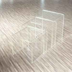 Tables basses gigognes en plexiglas - Plateaux  de 75/70, 68/70 et 61/70 cm. - 3 hauteurs : 40, 35 et 30 cm