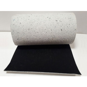 Tapis absorbant très résistant pour industrie - Mélange de fibres de matelasserie avec film de renfort noir en polyester (50gr/m²)