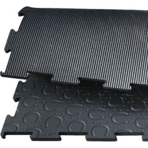 https://www.techni-contact.site/ressources/images/produits/merchandising/tapis-belmondo-en-caoutchouc-pour-chevaux-72631775-1.jpg - Dimensions puzzle : 1 m x 1 m - Épaisseur : 18 mm
