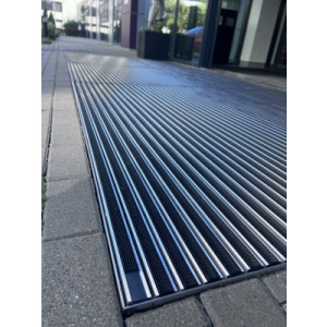 https://www.techni-contact.site/ressources/images/produits/merchandising/tapis-d-accueil-ultra-resistant-sur-mesure-pour-trafic-intense-en-alu-et-insert-en-caoutchouc-strie-47466474-1.jpg - Sur mesure