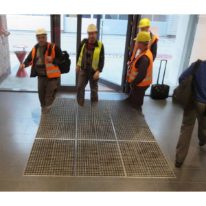https://www.techni-contact.site/ressources/images/produits/merchandising/tapis-nettoyage-pour-passages-pietons-exterieur-interieur-23313116-1.jpg - Stopper les saletés ramenées par les piétons 