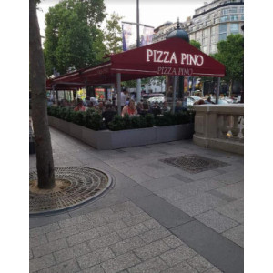 Terrasse avec jardinière en acier - Jardinieres en aciers avec rouletttes et stores