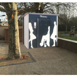 Toilette publique à façade métallique - Avec silhouettes sur la façade