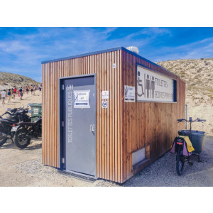 https://www.techni-contact.site/ressources/images/produits/merchandising/toilette-publique-ecologique-13312677-1.jpg - Fréquentation :Grande à très grande 