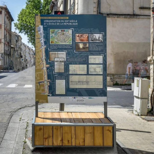 https://www.techni-contact.site/ressources/images/produits/merchandising/totem-d-exposition-sur-caisson-en-bois-pour-exterieur-23567216-1.jpg - Caisson lesté avec habillage en bois