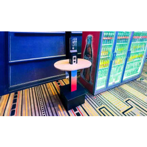 https://www.techni-contact.site/ressources/images/produits/merchandising/totem-de-charge-multi-port-pour-telephone-portable-4-ports-usb-2-prises-hauteur-135cm-socle-60x60cm-tablette-60x80cm-79778345-1.jpg - 4 ports USB - 2 prises - Hauteur 135cm - Socle 60x60cm / tablette 60x80cm