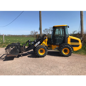 https://www.techni-contact.site/ressources/images/produits/merchandising/tracteur-agricole-jcb-407-en-occasion-64-ch-levee-3-m-61295973-1.jpg - Heures : 2 000 h
