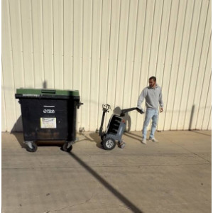 https://www.techni-contact.site/ressources/images/produits/merchandising/tracteur-pousseur-electrique-poubelle-charge-traction-1000-kg-vitesse-4-km-h-27178549-1.jpg - Charge traction : 1000 kg - Vitesse : 4 km/h